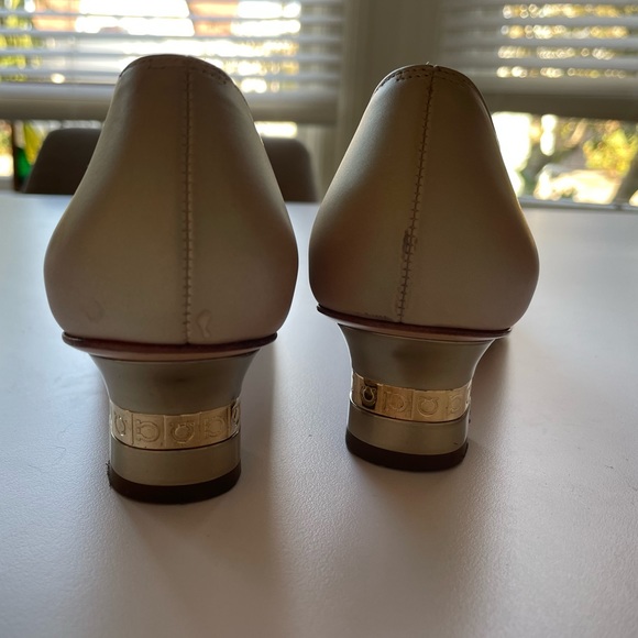 Impeccable Ferragamo cream pumps. 4A width